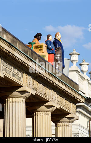 Charakter der Gruppe "Die fremde" des Künstlers Thomas Schütte auf dem Portikus von der SinnLeffers Gebäude, Friedrichs-Platz, Altstadt, Kassel, Hessen, Deutschland Stockfoto