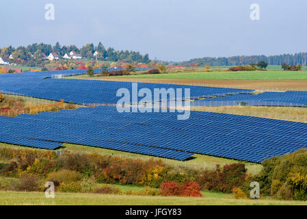 Solaranlage auf Feld mit Wolfhagen, Habichtswald bei Kassel, Hessen, Deutschland Stockfoto