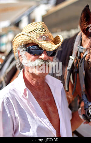 Porträt von Gaucho mit Sonnenbrille und Strohhut Stockfoto