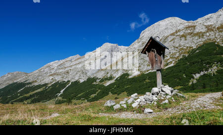 Blick auf den Hochalmsattel am östlichen Karwendel Punkt und Grabenkarspitze, Jochkreuz, Karwendel, Tyrol Stockfoto