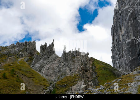 schmale Felsnadeln über die große Gschnierkar zwischen großen Gschnierkopf und Lafatscher im Hinterautal, Karwendel, Tirol Stockfoto