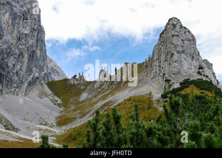 kleine Felsnadeln zwischen großen Gschnierkopf und Wand-Fuß des kleinen Lafatscher, Hinterautal, Karwendel, Tirol Stockfoto