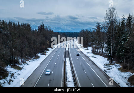 Autobahn A95 Garmisch-Partenkirchen-München im Winter, Upper Bavaria, Bayern, Deutschland, Europa Stockfoto