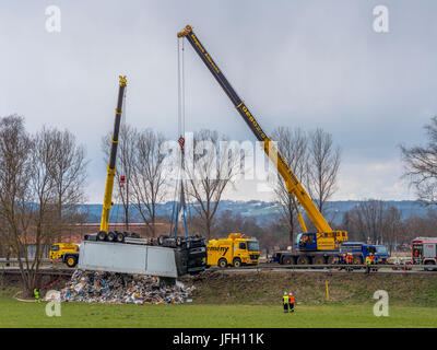 LKW-Unfall der Route Olympia, B2, in der Nähe von Weilheim, Bayern, Deutschland, Europa Stockfoto