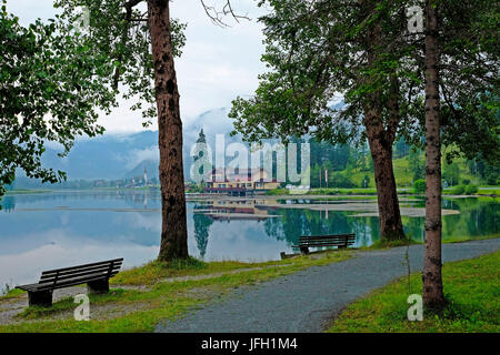 Morgen-Stimmung in der Berg-See-Pillersee mit St. Ulrich, Sättel, Bäume, Wanderweg, Pub in den See, Pillerseetal, Tirol, Österreich Stockfoto