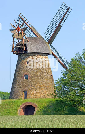 Deutschland, Nordrhein-Westfalen, Westfälische Mühlenstraße (Mill street), Kreis Minden-Lübbecke, auf Nord-Inhibitoren Stockfoto