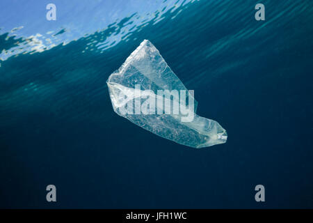 Plastikbeutel schwimmt im Meer, Indopazifik, Indonesien Stockfoto