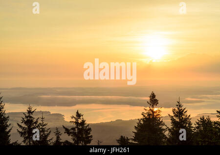 Bärenstein mit Blick auf den Lipno Stausee von Moldawien bei Sonnenaufgang, Österreich, Oberösterreich, Mühlviertel, Aigen in der Mühlkreis Stockfoto