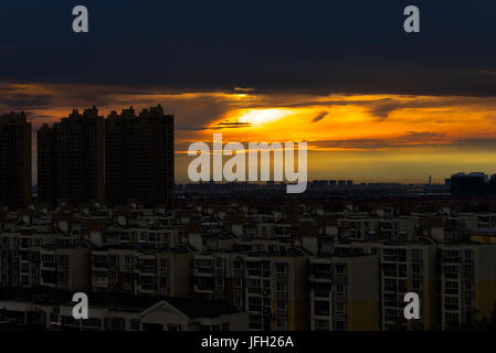 Sonnenuntergang in Shanghai nach Unwetter Stockfoto