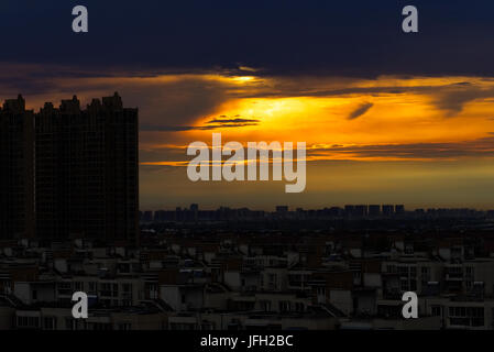 Sonnenuntergang in Shanghai nach Unwetter Stockfoto