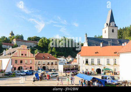 Burg Rozmberk (rose Schlossberg), Rathaus und St. Marien Kirche auf einem Volksfest, Tschechien, Jihocesky Kraj (Region Südböhmen), Rozmberk nad Vltavou (rose Berg) Stockfoto