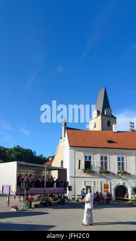 Rathaus und St. Marien Kirche auf einem Volksfest, durchzieht die Kapelle von einem austauschbaren Körper Fall, Tschechien, Jihocesky Kraj (Region Südböhmen), Rozmberk nad Vltavou (rose Berg) Stockfoto