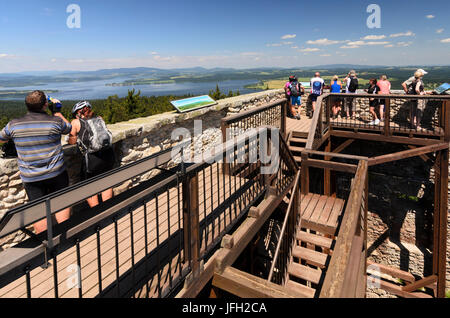 Blick auf die Burg Ruine Vítkuv Hrádek, auch Vítkuv Kámen (Wittinghausen) auf den Lipno-Stausee und dem Böhmerwald, Tschechien, Jihocesky Kraj (Region Südböhmen), Prední V Ý Ton (vordere Heuraffl) Stockfoto