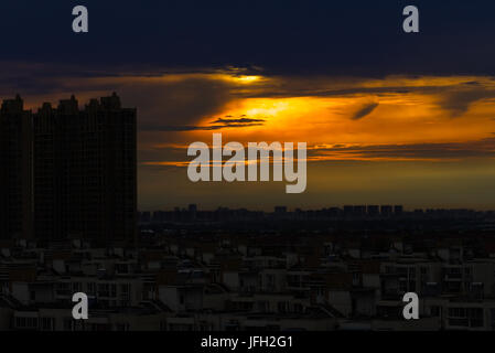 Sonnenuntergang in Shanghai nach Unwetter Stockfoto