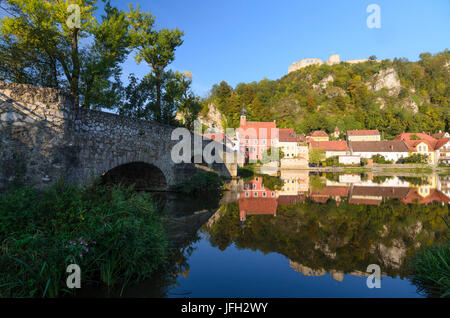 Steinbrücke über die Naab, das alte Rathaus und die Burgruine Kallmünz, Deutschland, Bayern, Oberpfalz, Kallmünz Stockfoto