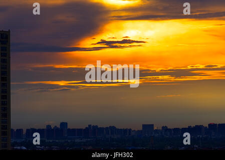 Sonnenuntergang in Shanghai nach Unwetter Stockfoto