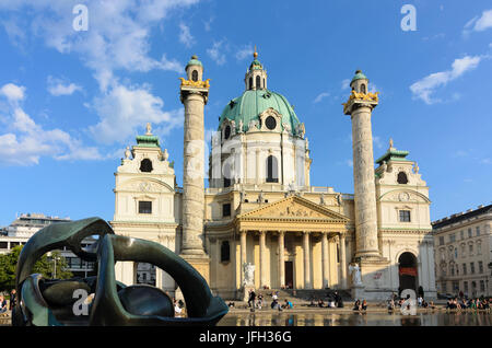 Karl Kirche mit einem Wasserbecken befindet sich davor mit einem Plastik Henry Moore, Österreich, Vienna 04., Stockfoto