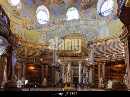 Kabine der Österreichischen Nationalbibliothek: Middle Oval mit Marmor Statue Kaiser Karl VI., Österreich, Vienna 01. Stockfoto