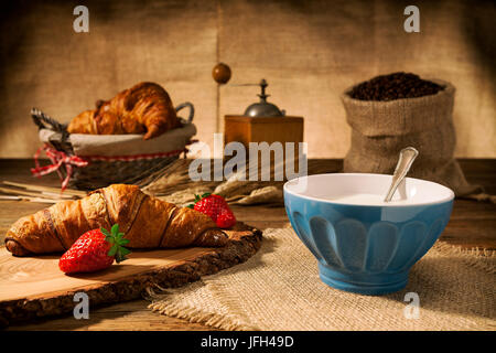 Kontinentales Frühstück mit Croissant und Milch Stockfoto