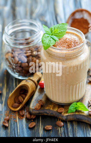 Belebenden Kaffee Smoothie in einem Glas. Stockfoto