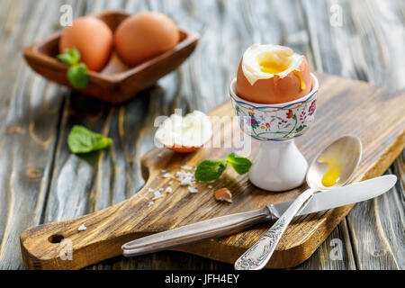 Gekochte weich gekochten Ei im Stehen. Stockfoto