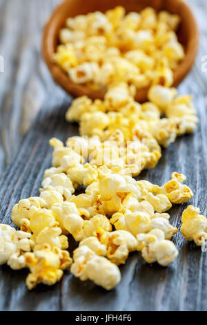 Popcorn auf den Tisch verstreut. Stockfoto