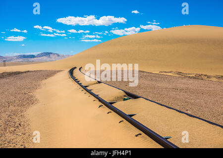 Bahngleise nach Sandsturm, Namibia Stockfoto