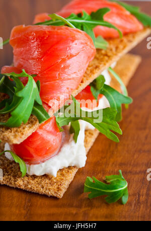 Geräucherter Lachs Häppchen mit Frischkäse Stockfoto