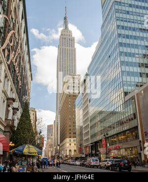 Das Empire State Building von der Stree Stockfoto