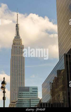 Das Empire State Building von der Stree Stockfoto