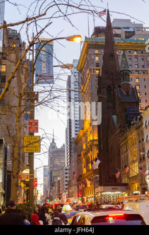 Das Empire State Building von der Stree Stockfoto