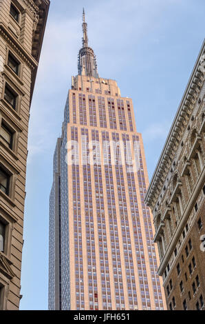 Das Empire State Building von der Stree Stockfoto