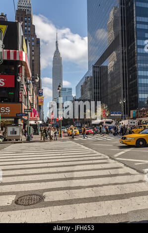 Das Empire State Building von der Stree Stockfoto