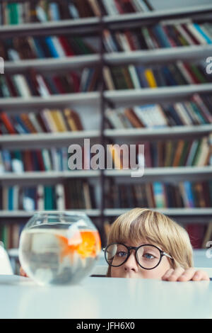 Junge mit Goldfisch Stockfoto