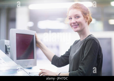 Porträt von print Arbeiter halten Kopierer Stockfoto