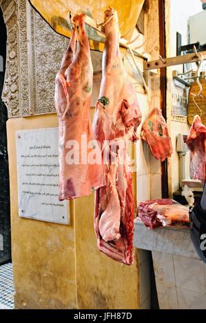 Frisches Fleisch, das in der Medina von Fes. Stockfoto