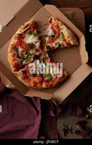 Frische Pizza im Karton Stockfoto