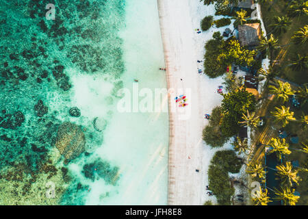 Luftaufnahme von einem Strand mit bunten Kanus auf Koh Tao in Thailand mit einem dji Mavic Drone genommen Stockfoto