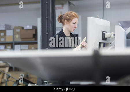 Drucken Sie Arbeiter arbeiten von Druckmaschinen an Presse Stockfoto