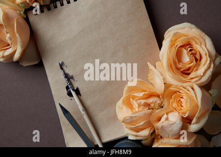 Notebook mit Rosen Stockfoto
