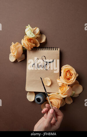 Hand mit Pinsel einen Liebesbrief schreiben Stockfoto