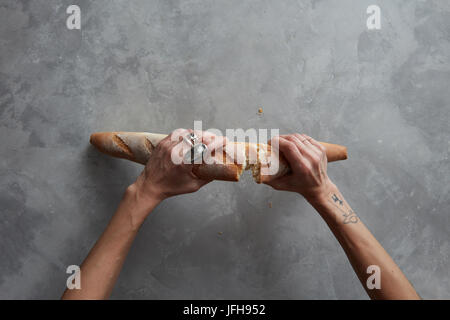 Hand brechen Brot Stockfoto