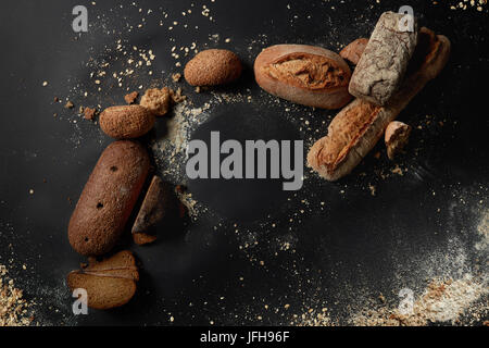 Verschiedene Arten von Brot auf Hintergrund Stockfoto