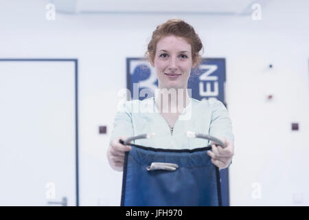 Porträt der jungen Krankenschwester hält Körper Schutz gegen Röntgenstrahlen Stockfoto