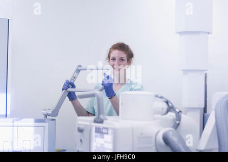 Porträt von Krankenschwester Teil von Röntgengeräten Stockfoto