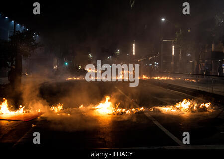 Rio De Janeiro, Brasilien. 30. Juni 2017. Anti-Regierungs-Demonstranten beginnen mehrere Brände in der gesamten Innenstadt Rio De Janeiro. Gegen die Regierung und den linken Flügel Anhänger versammelt, um gegen die Korruption und strenge Maßnahmen der Temel Regierung zu protestieren. Die Proteste wurden mit Konflikten zwischen der Polizei und den Demonstranten verlassen mehrere verletzte und eine unbekannte Zahl verhaftet geplagt. Darüber hinaus wurden verdeckte Polizisten die Ausrüstung des Fotografen, führt zu Anrufe von Unterdrückung der journalistischen Freiheit konfiszieren. Bildnachweis: Pazifische Presse/Alamy Live-Nachrichten Stockfoto