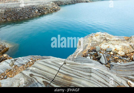 Gestreifter Stein in der Nähe der Behälter Storglomvatnet (Meloy, Norge) Stockfoto