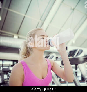 Zusammengesetztes Bild schöne gesunde Frau Trinkwasser Stockfoto