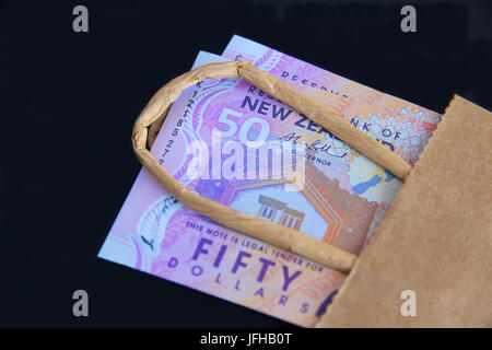 New Zealand fünfzig-Dollar-Noten in einer Tasche. Stockfoto