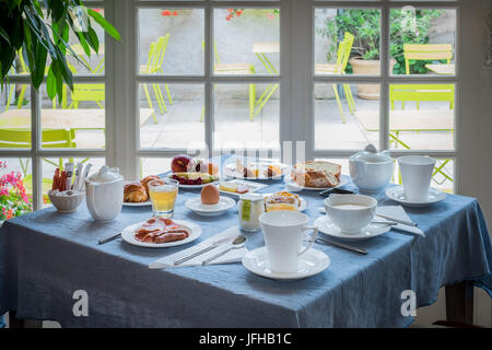 Frühstück im Bett in der Nähe von Kamin Stockfoto
